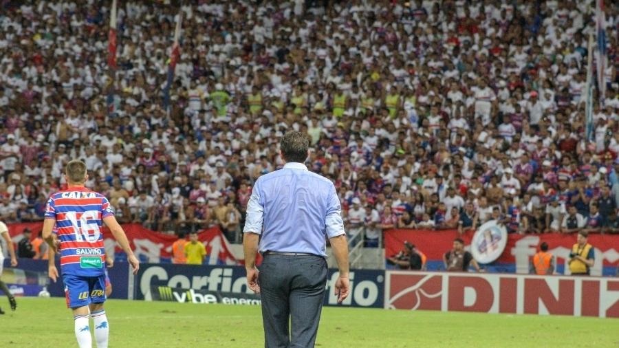 Rogério Ceni observa torcida do Fortaleza em jogo no Castelão - Leonardo Moreira/Fortaleza Esporte Clube