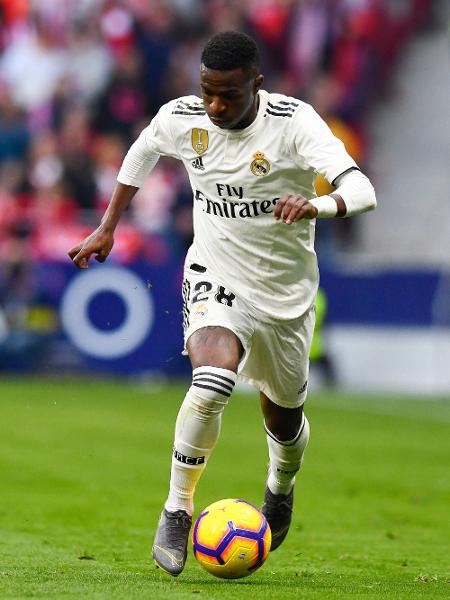 Vinicius Junior carrega a bola durante partida entre Atlético de Madri e Real Madrid - Gabriel Bouys/AFP