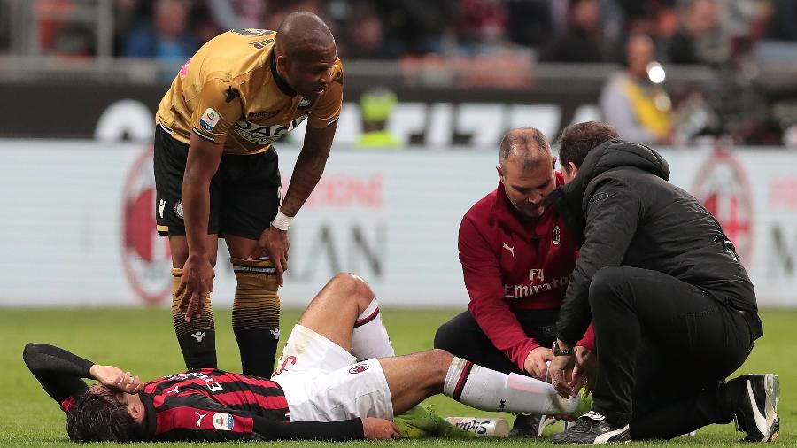 Lucas Paquetá machuca o tornozelo durante a partida entre Milan e Udinese - Emilio Andreoli/Getty Images