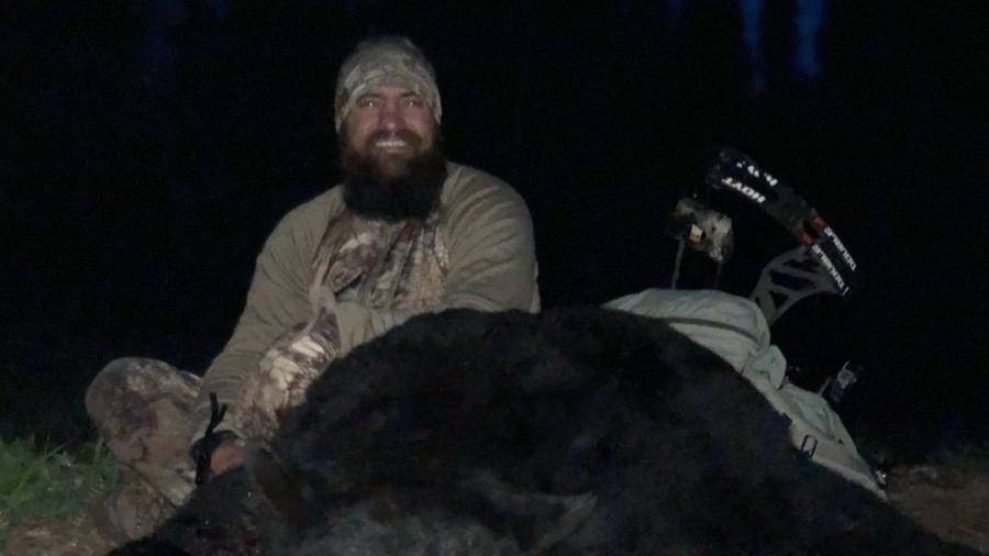 Travis Browne posa para foto após caçar urso - Reprodução/Instagram