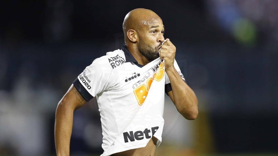 Volante Fellipe Bastos comemora gol pelo Vasco sobre o São Paulo, no Campeonato Brasileiro do ano passado - Rafael Ribeiro / Site oficial do Vasco