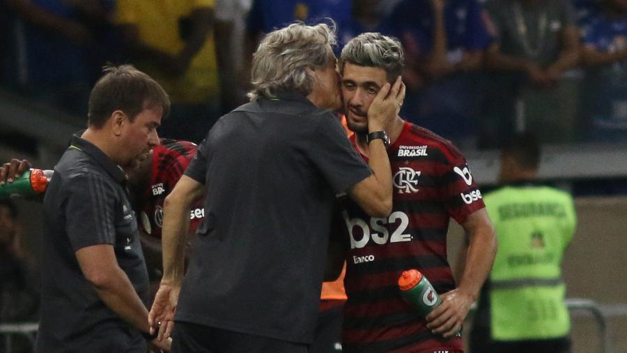 Técnico Jorge Jesus cumprimenta Arrascaeta após gol contra o Cruzeiro; Jogador vai servir a seleção do Uruguai - Fernando Moreno/AGIF