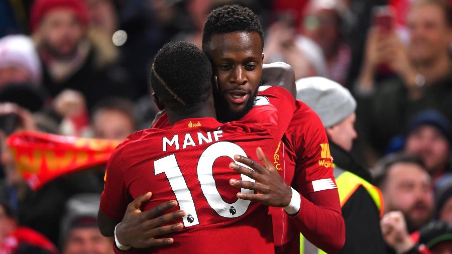 Origi abraça Mané após gol do Liverpool sobre o Everton - Laurence Griffiths/Getty Images
