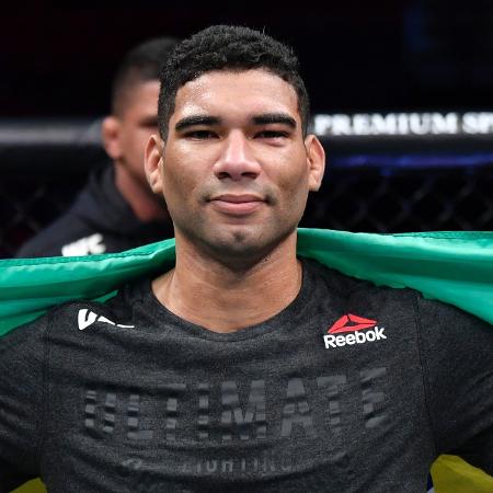 Herbert Burns comemora vitória sobre Nate Landwehr no UFC