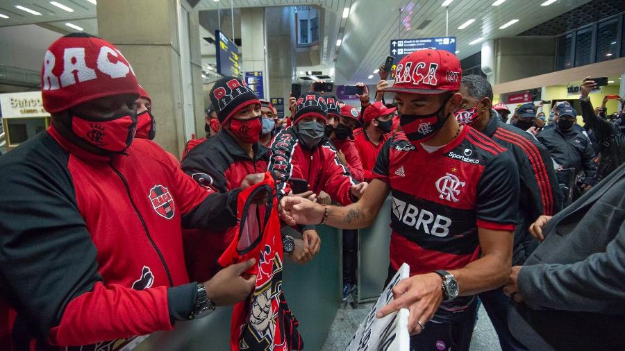 Torcedores do Flamengo recepcionam Isla em desembarque no Rio de Janeiro - Alexandre Vidal/Flamengo/Divulgação