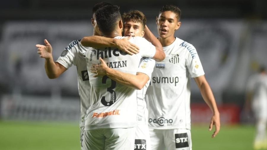 Gabriel Pirani comemorando com companheiros seu gol na partida entre Santos e The Strongest, pela terceira rodada da fase de Grupos da Libertadores 2021 - Ivan Storti/Santos FC