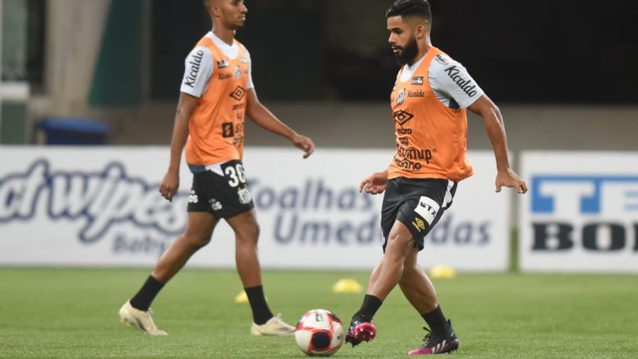 Lucas Braga e Felipe Jonatan em aquecimento pelo Santos - Ivan Storti