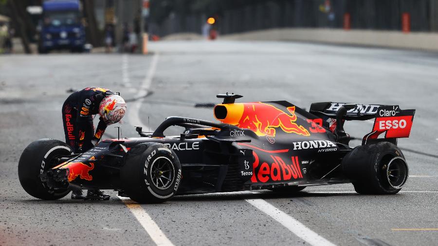 Verstappen se lamenta após acidente no Azerbaijão causado por problema no pneu traseiro esquerdo - Clive Rose/Getty Images