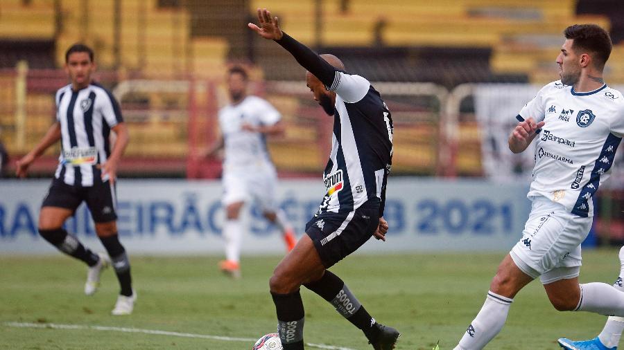 Chay, do Botafogo, finaliza em partida contra o Remo, pela Série B do Brasileiro - Vítor Silva/ BFR