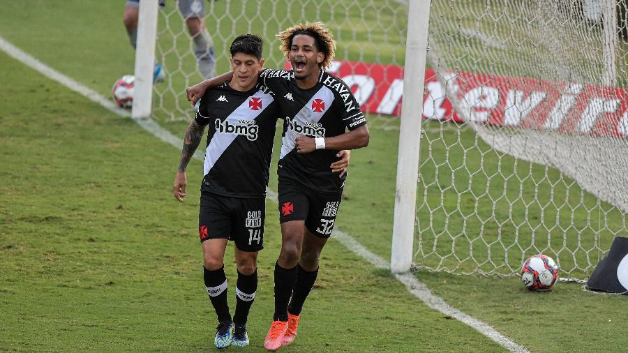 MT e Cano comemoram gol do Vasco sobre o Confiança - Thiago Ribeiro/AGIF