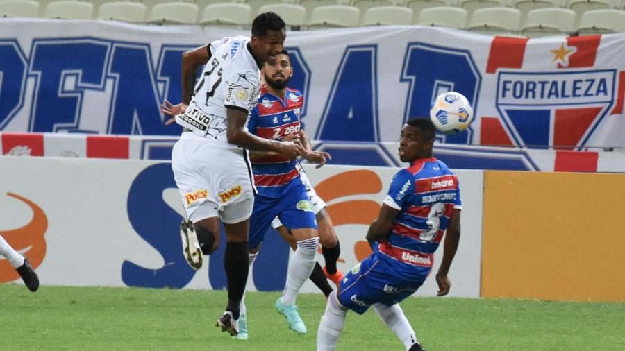 Jô tenta finalização em partida do Corinthians contra o Fortaleza - Foto: CAMILA LIMA/FUTURA PRESS/ESTADÃO CONTEÚDO