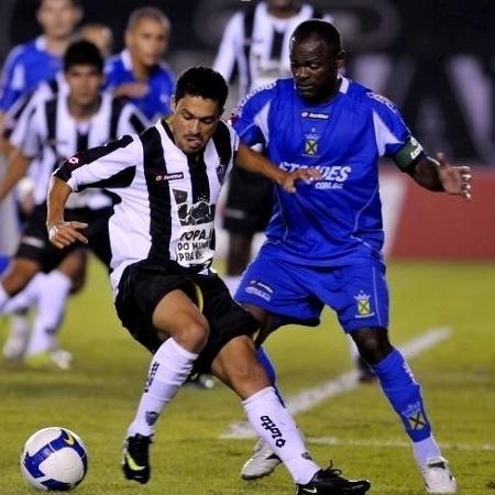 Éder Luis protege a bola de Fernandão durante jogo entre do Atlético-MG e Santo André, em 2009 - Pedro Vilela/AE