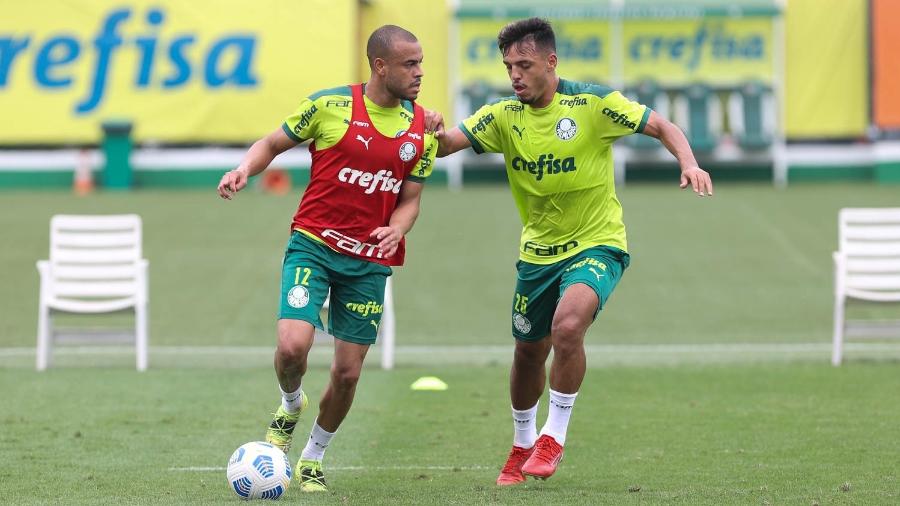 Mayke e Gabriel Menino, do Palmeiras, durante treino - Cesar Greco/Palmeiras