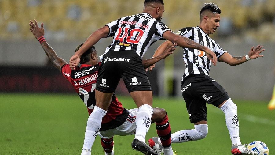 Bruno Henrique, Nathan Silva e Zaracho disputam lance no jogo entre Flamengo e Atlético-MG - Thiago Ribeiro/AGIF