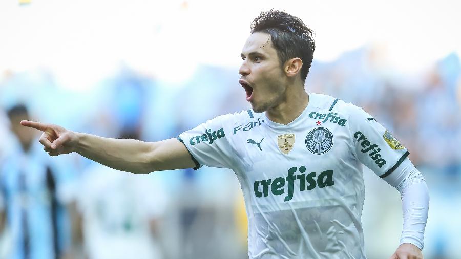 Raphael Veiga comemora gol pelo Palmeiras contra o Grêmio - Pedro H. Tesch/AGIF