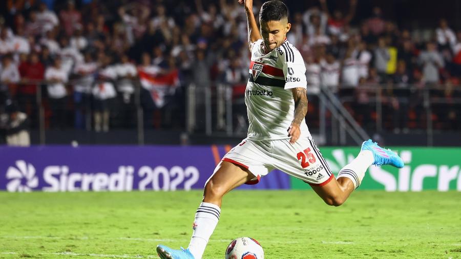 Nestor arriscou chute de dentro da área, mas mandou por cima e perdeu gol incrível pelo São Paulo contra São Bernardo - Marcello Zambrana/AGIF