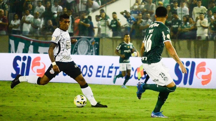 Paulinho tenta construir jogada ofensiva do Corinthians no duelo contra o Palmeiras, válido pelo Campeonato Brasileiro - SAULO DIAS/PHOTOPRESS/ESTADÃO CONTEÚDO