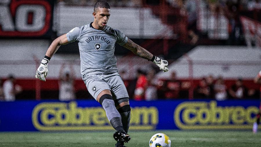 Diego Loureiro, goleiro do Botafogo, em ação na partida contra o Atlético-GO pelo Campeonato Brasileiro - Isabela Azine/AGIF