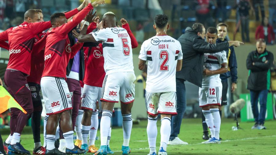Jogadores do São Paulo comemoram primeiro gol contra o Juventude - Marcello Zambrana/AGIF