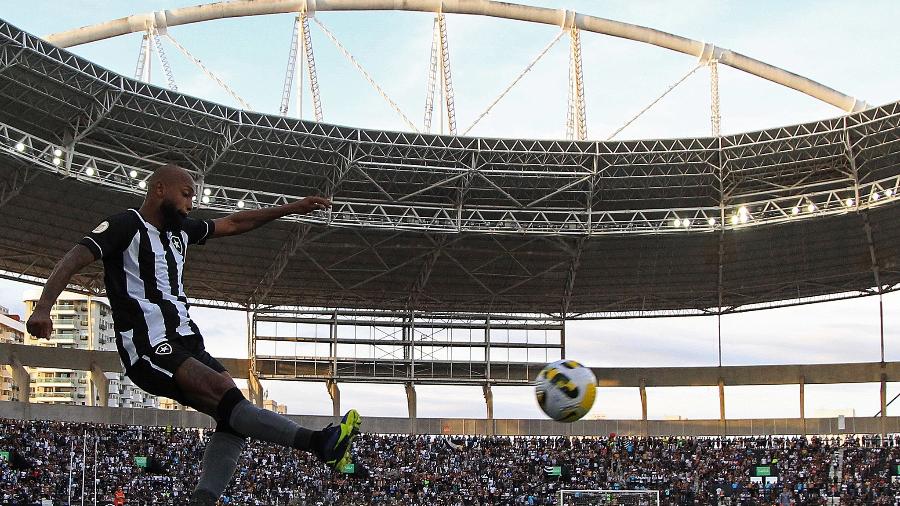 Chay, meia do Botafogo, no duelo com o Corinthians, pelo Brasileiro - Vitor Silva / Botafogo