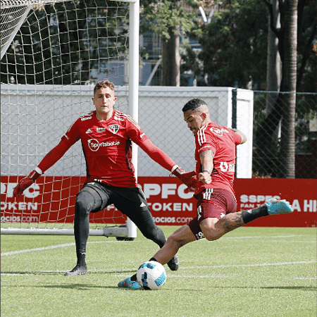 Thiago Couto e Luciano, atletas do São Paulo, em último treino antes da decisão diante da Universidad Católica-CHI - São Paulo FC