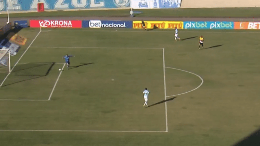 Gustavo Vilar faz gol contra bizarro em Londrina x Criciúma, pela Série B - Reprodução/SporTV