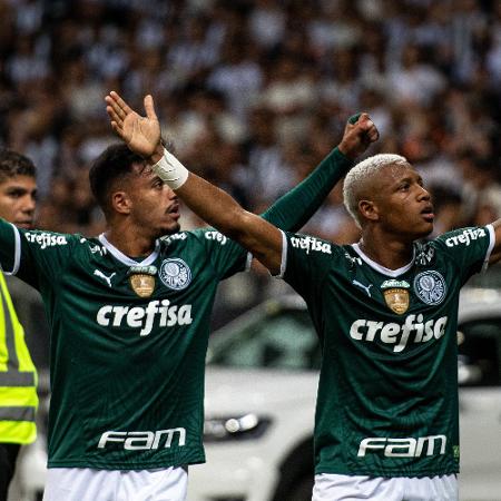 Danilo comemora com Gabriel Menino segundo gol do Palmeiras contra o Atlético-MG, pela Libertadores - Alessandra Torres/AGIF