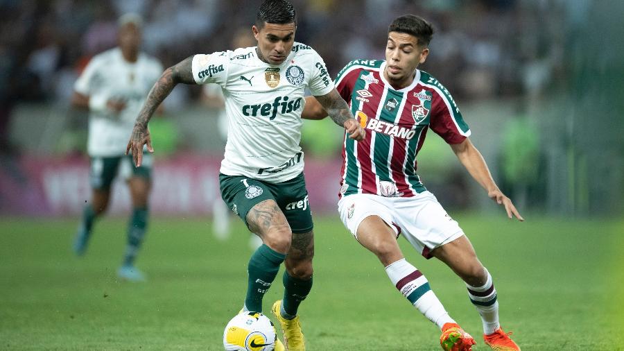 Dudu, do Palmeiras, disputa bola com Nonato, do Fluminense, pelo Brasileirão - Jorge Rodrigues/AGIF