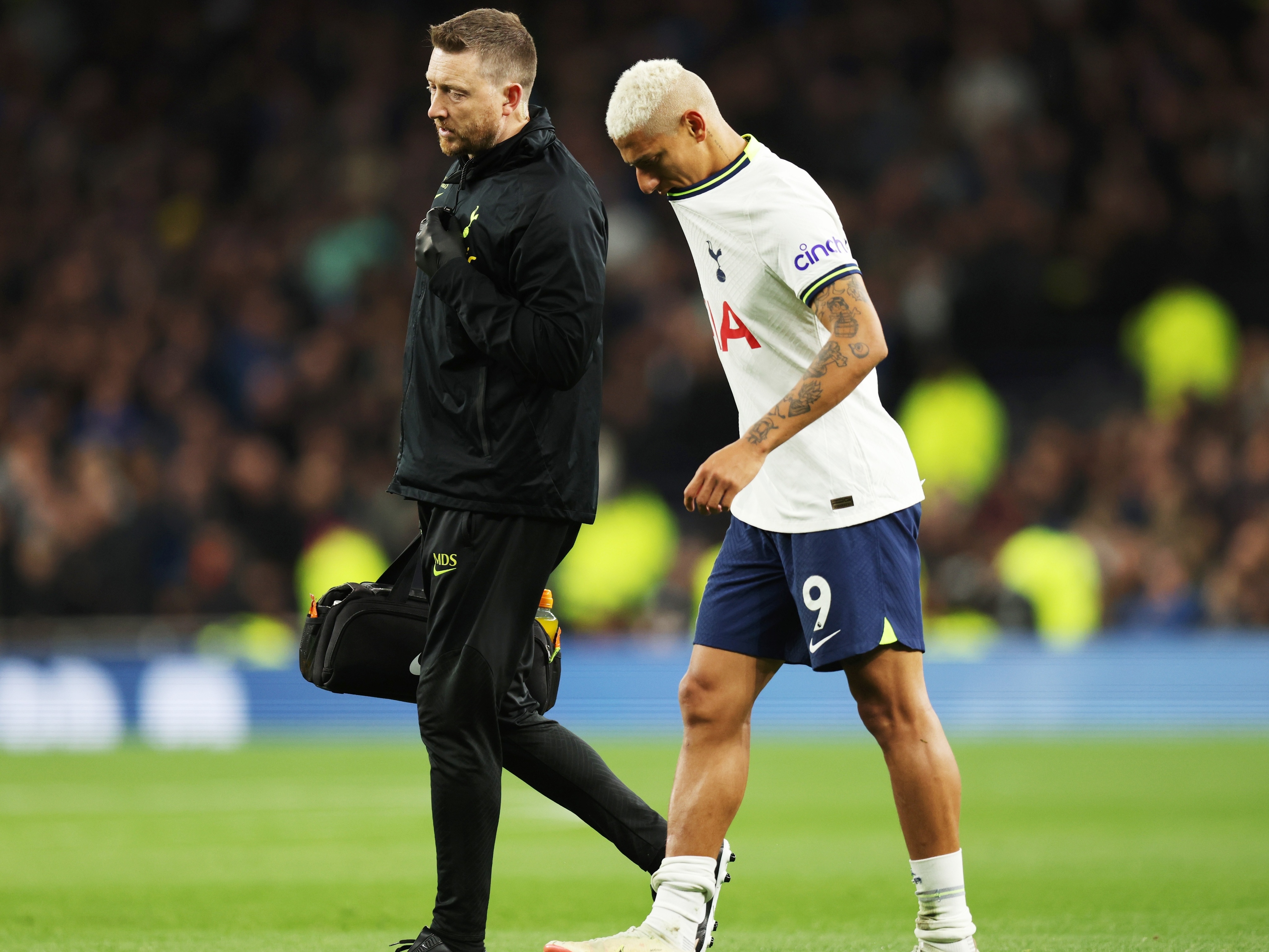 Richarlison deixa campo em lágrimas após sofrer lesão com cinco minutos de  jogo da Premier League - Folha PE