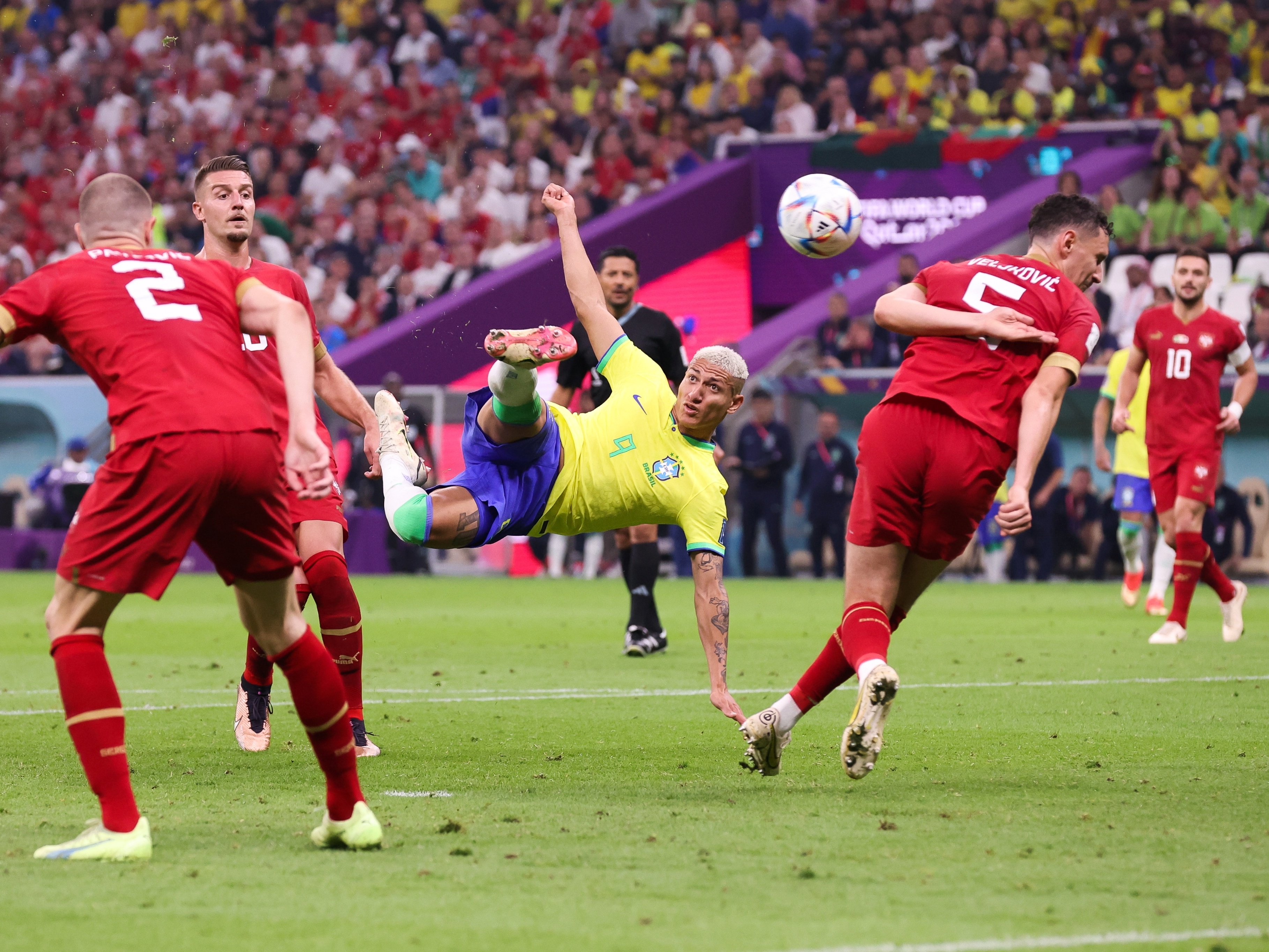 Copa do Mundo: Richarlison marca dois gols e Brasil vence Sérvia por 2 a 0