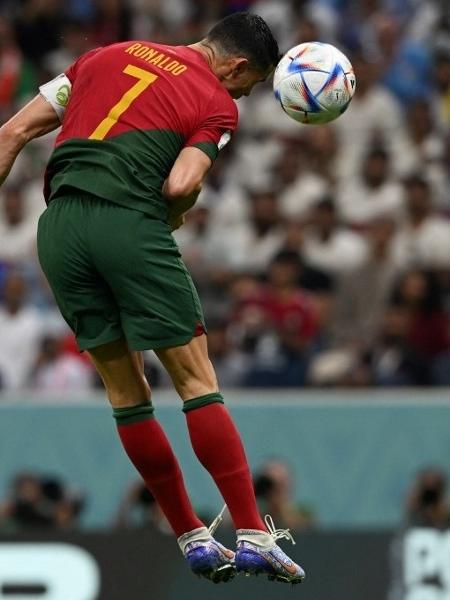 Cristiano Ronaldo sobe para marcar de cabeça o primeiro gol da partida entre Portugal e Uruguai, mas gol é dado para Bruno Fernandes  - Pablo PORCIUNCULA / AFP