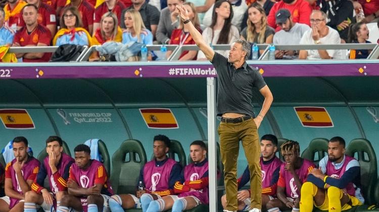 O técnico Luis Enrique, da Espanha, gesticula durante a partida das oitavas de final da Copa contra Marrocos - Ulrik Pedersen/DeFodi Images via Getty Images - Ulrik Pedersen/DeFodi Images via Getty Images