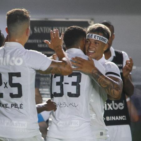 Marcos Leonardo veste faixa em homenagem a Pelé após marcar na partida entre Santos x Mirassol, pelo Paulistão 2023 - Fernanda Luz/AGIF