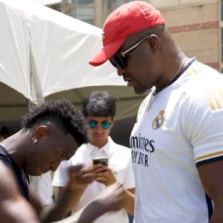 Vini Jr dá socos no lutador camaronês Francis Ngannou durante treino do Real Madrid