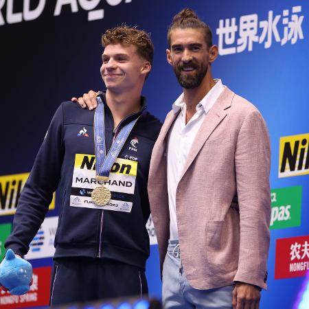 Léon Marchand é cumprimentado por Michael Phelps após vencer os 400m medley no Mundial do Japão