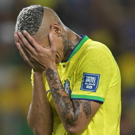 Richarlison se lamenta durante Brasil x Bolívia, jogo das Eliminatórias