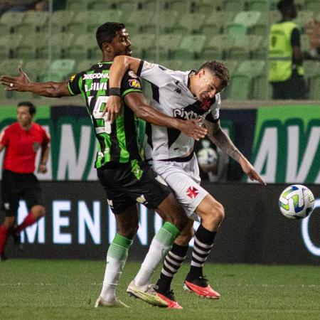Vegetti, do Vasco, disputa com Ricardo Silva, do América-MG, em partida do Brasileirão