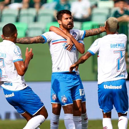 Everaldo celebra seu gol pelo Bahia contra o Goiás pelo Campeonato Brasileiro