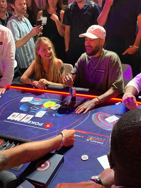 A influencer Ines Lafosse e Neymar já jogaram uma partida amistosa de pôquer juntos