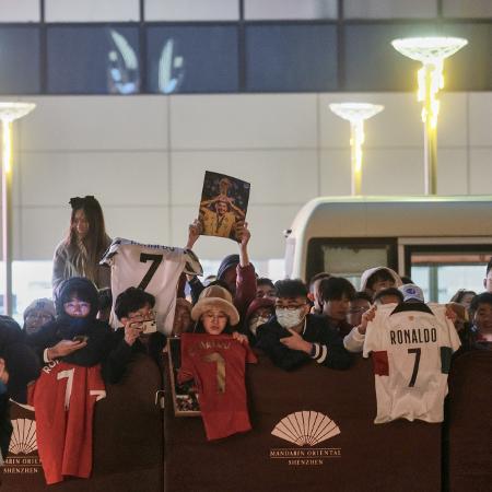 Fãs de Cristiano Ronaldo em frente ao hotel Mandarin Oriental, em Shenzhen, China