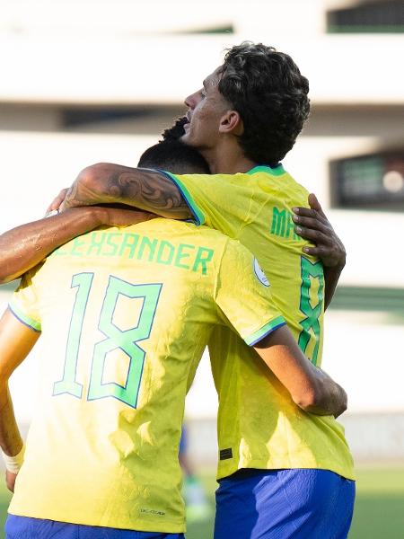Jogadores do Brasil comemoram gol de Marlon Gomes contra o Equador, pelo Pré-Olímpico