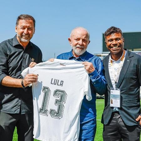 O Presidente Lula recebeu uma camisa do Corinthians do presidente do clube Augusto Melo