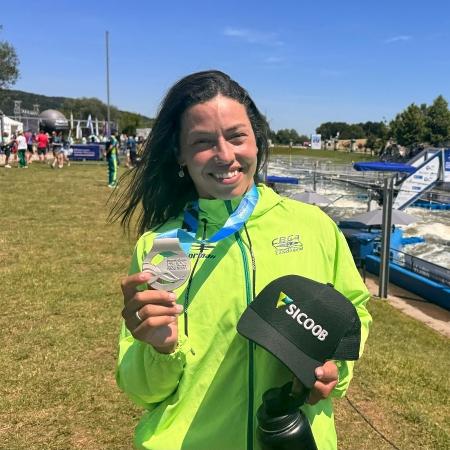 Ana Sátila com a prata da Copa do Mundo de Canoagem Slalom da Cracóvia