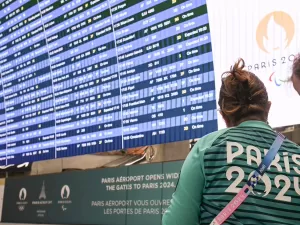 Funcionários ameaçam greve nos aeroportos de Paris na abertura da Olimpíada