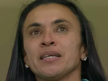 Suspensa, Marta chora com a classificação heroica do Brasil sobre a França