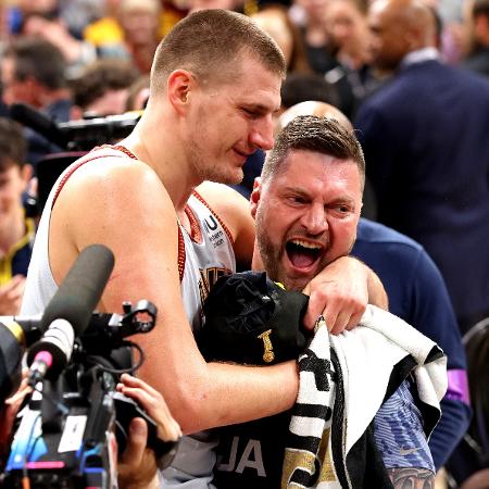 Nikola Jokic, pivô do Denver Nuggets, com seu irmão Strahinja