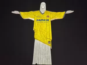 Cristo veste camisa do Villarreal para celebrar parceria com Pelé Academia