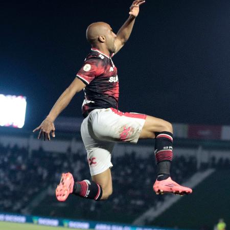 Lucas, do São Paulo, comemora gol sobre o Vasco em jogo do Campeonato Brasileiro