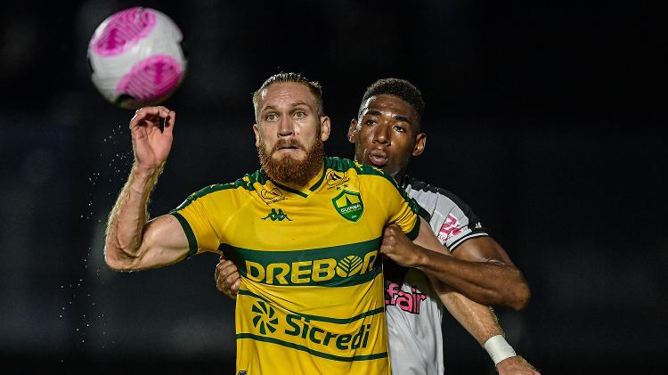 Pitta e Léo em ação durante jogo entre Vasco e Cuiabá pelo Brasileirão