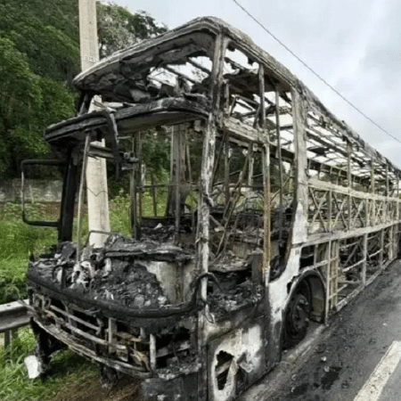 Ônibus com torcedores ficou destruído